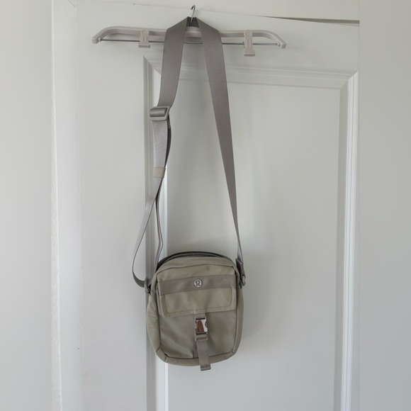 lululemon raw linen bag Solid Everywhere Belt light enough to carry every day Camera Bag: Raw Linen :